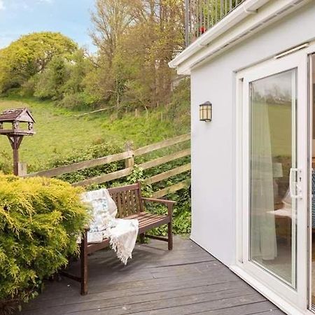 Cosy Beachfront Retreat With Stunning Sea Views & Free Access To A Local Indoor Pool Talland Екстериор снимка