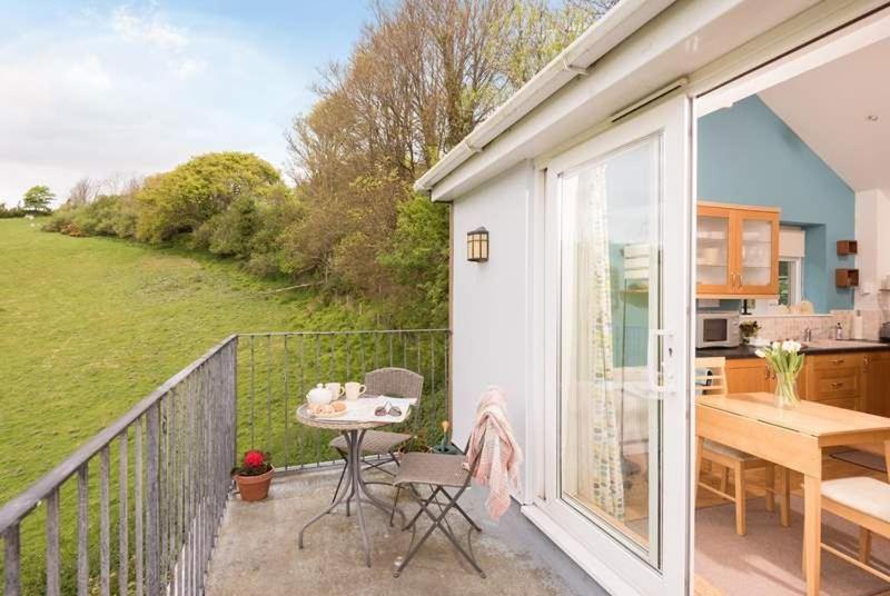 Cosy Beachfront Retreat With Stunning Sea Views & Free Access To A Local Indoor Pool Talland Екстериор снимка