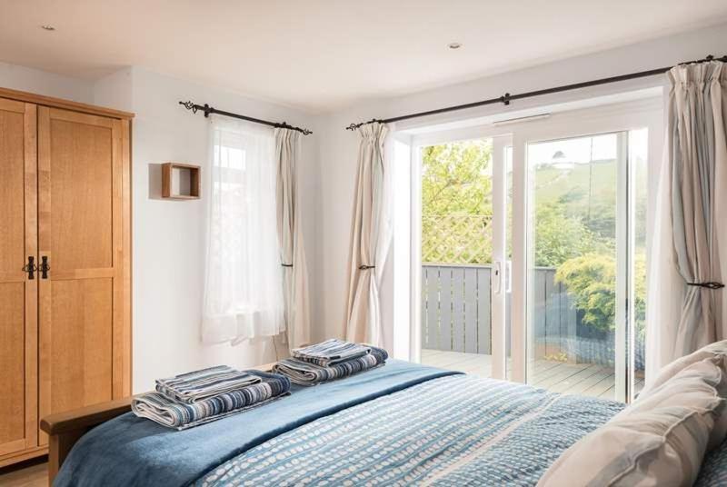 Cosy Beachfront Retreat With Stunning Sea Views & Free Access To A Local Indoor Pool Talland Екстериор снимка