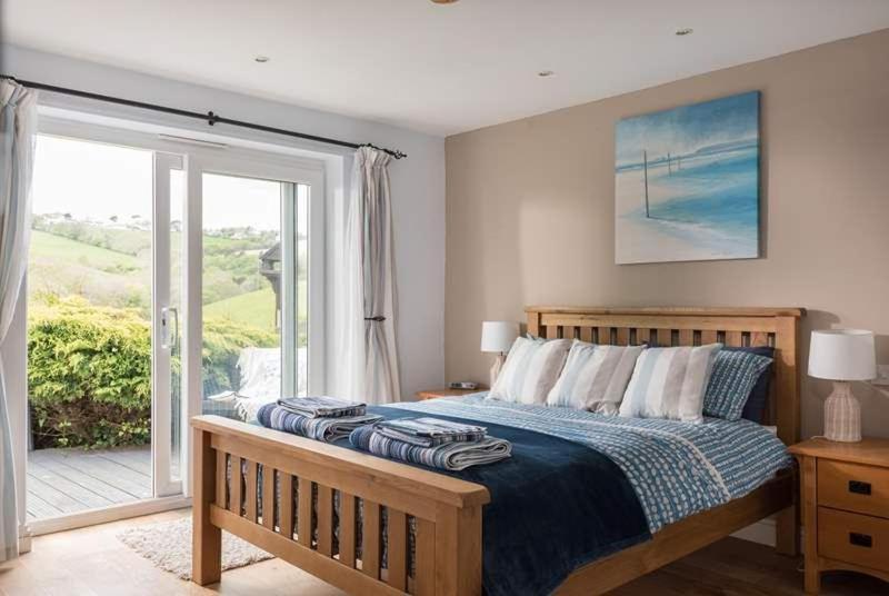 Cosy Beachfront Retreat With Stunning Sea Views & Free Access To A Local Indoor Pool Talland Екстериор снимка