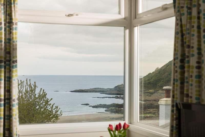 Cosy Beachfront Retreat With Stunning Sea Views & Free Access To A Local Indoor Pool Talland Екстериор снимка