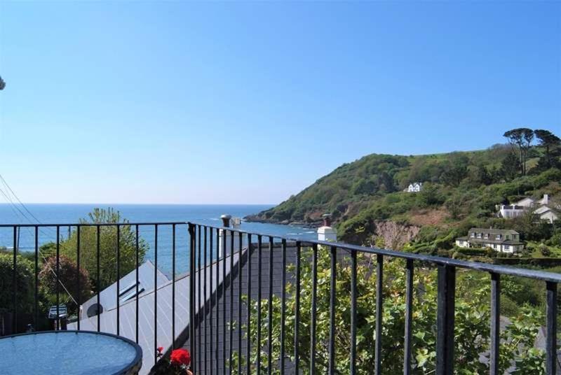 Cosy Beachfront Retreat With Stunning Sea Views & Free Access To A Local Indoor Pool Talland Екстериор снимка