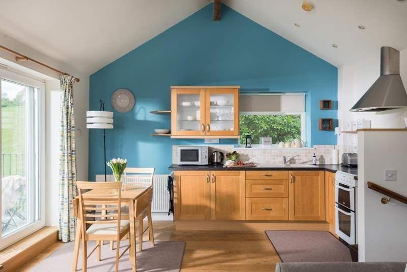 Cosy Beachfront Retreat With Stunning Sea Views & Free Access To A Local Indoor Pool Talland Екстериор снимка