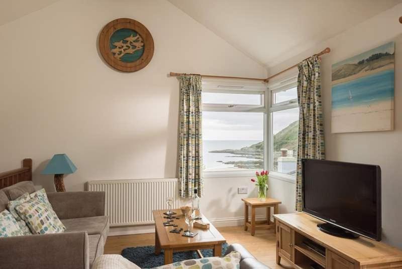 Cosy Beachfront Retreat With Stunning Sea Views & Free Access To A Local Indoor Pool Talland Екстериор снимка
