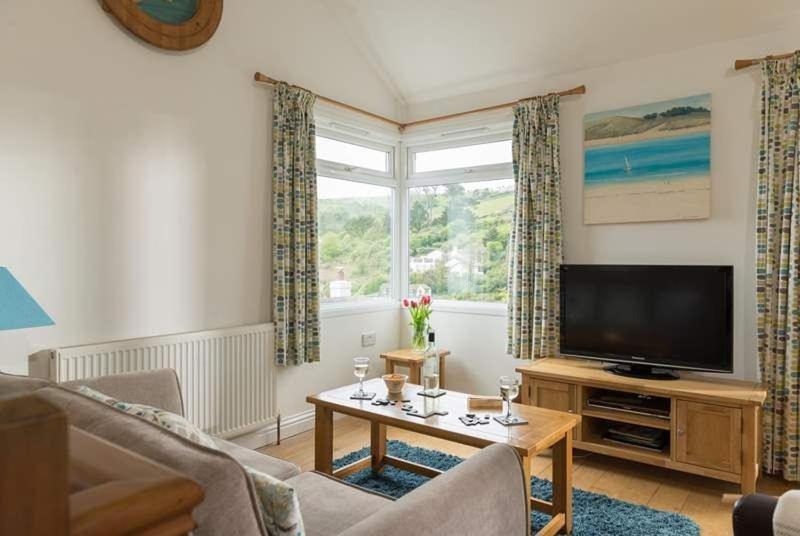 Cosy Beachfront Retreat With Stunning Sea Views & Free Access To A Local Indoor Pool Talland Екстериор снимка